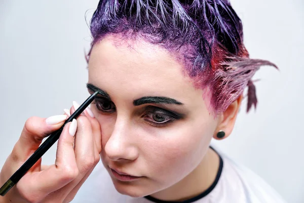 Beautiful Girl Violet Hair White Background Master Make Visible Hand — Stock Photo, Image