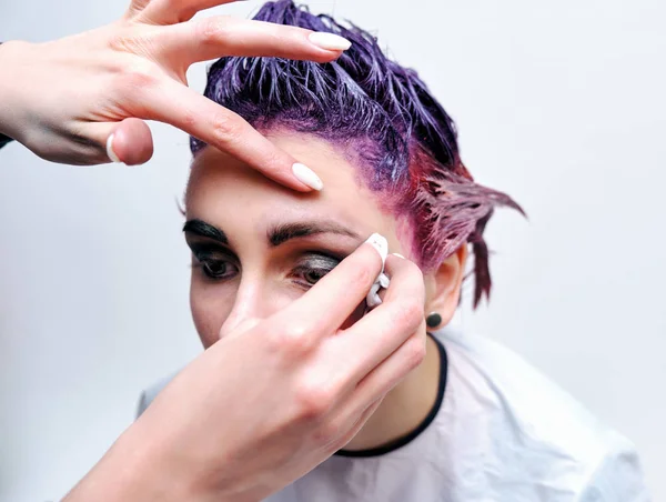 Hermosa Chica Con Pelo Violeta Sobre Fondo Blanco Maestro Maquillaje —  Fotos de Stock