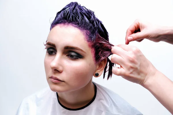 Schöne Mädchen Mit Violetten Haaren Auf Weißem Hintergrund Master Make — Stockfoto