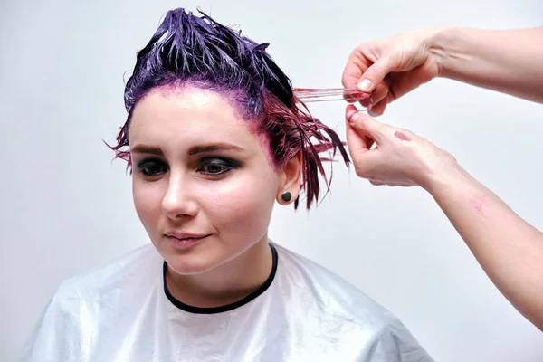 Menina Bonita Com Cabelo Violeta Fundo Branco Mestre Maquiagem Mão — Fotografia de Stock