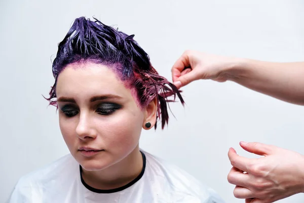 Menina Bonita Com Cabelo Violeta Fundo Branco Mestre Maquiagem Mão — Fotografia de Stock