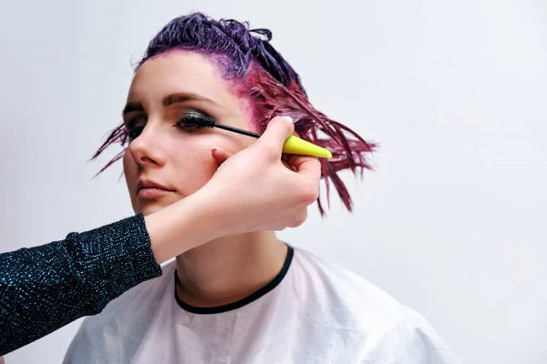 Hermosa Chica Con Pelo Violeta Sobre Fondo Blanco Maestro Maquillaje — Foto de Stock