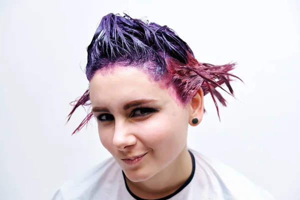 Красивая Девушка Фиолетовыми Волосами Белом Фоне Мастер Макияже Видимая Рука — стоковое фото