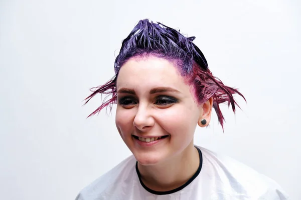 Schöne Mädchen Mit Violetten Haaren Auf Weißem Hintergrund Master Make — Stockfoto