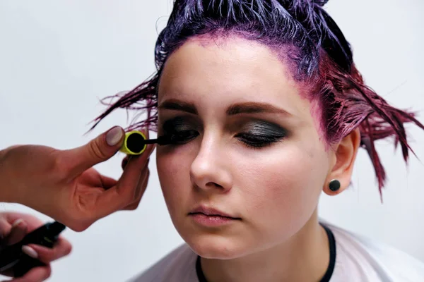 Schöne Mädchen Mit Violetten Haaren Auf Weißem Hintergrund Master Make — Stockfoto