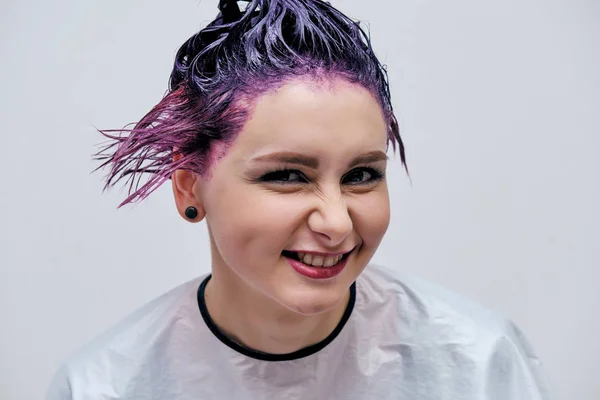 Beautiful Girl Violet Hair White Background Master Make Visible Hand — Stock Photo, Image