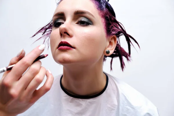 Piękna Dziewczyna Włosów Violet Białym Tle Master Makijażu Widzialną Rękę — Zdjęcie stockowe