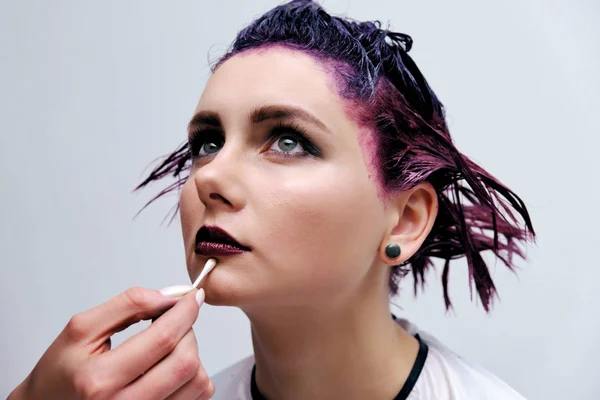 Schöne Mädchen Mit Violetten Haaren Auf Weißem Hintergrund Master Make — Stockfoto