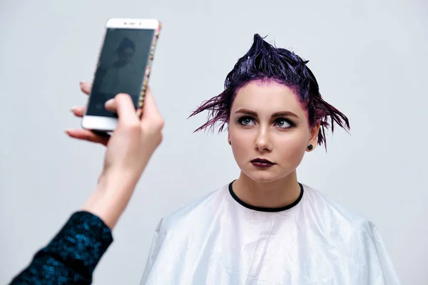 Красива Дівчина Фіолетовим Волоссям Білому Тлі Майстер Робить Фотографію Видима — стокове фото
