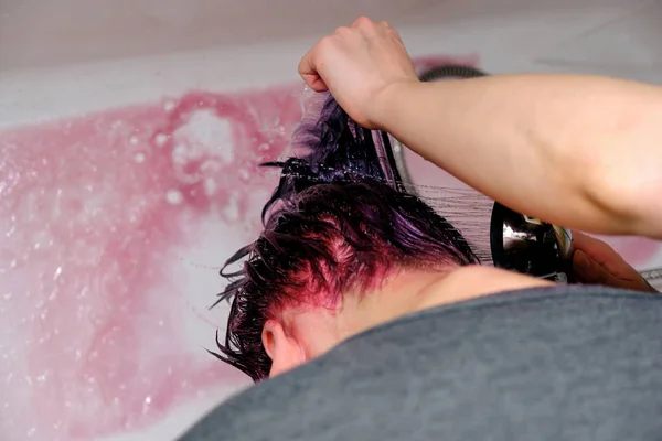 Concepto Master Lava Con Champú Morado Chica Color Baño Peluquería —  Fotos de Stock