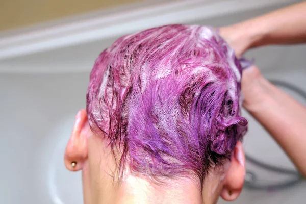 主洗洗发水紫色 彩色头发的女孩在浴室在美发师 大师和头发女孩的头的可看见的手 — 图库照片