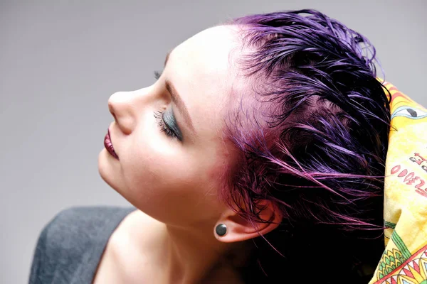 Girl Gray Shirt Makeup Sitting Wet Purple Short Hair White — Stock Photo, Image