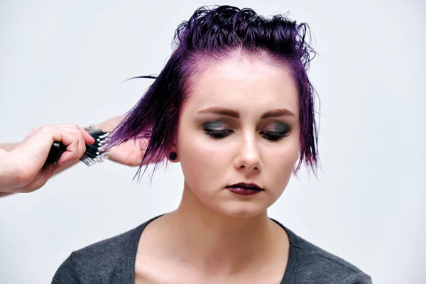 Flicka Grå Shirt Och Makeup Sitter Med Våta Lila Och — Stockfoto