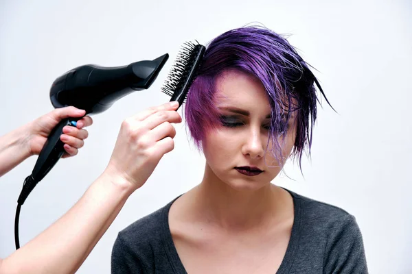 Una Chica Con Una Camiseta Gris Maquillaje Sentada Con Pelo —  Fotos de Stock