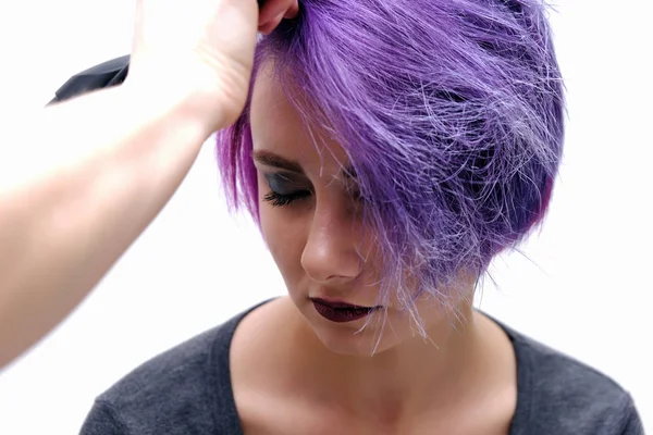 Girl Gray Shirt Makeup Sitting Wet Purple Short Hair White — Stock Photo, Image