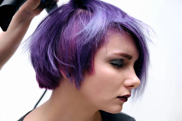 Girl Gray Shirt Makeup Sitting Wet Purple Short Hair White — Stock Photo, Image