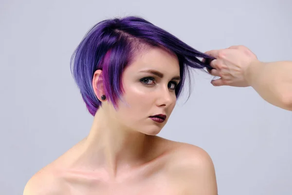Une Belle Fille Sexy Aux Cheveux Violets Coupe Courte Trouve — Photo