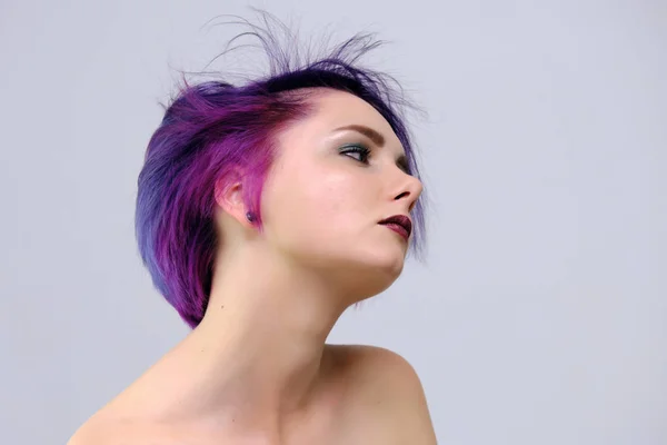 Ein Schönes Sexy Mädchen Mit Lila Haaren Und Kurzhaarschnitt Sitzt — Stockfoto