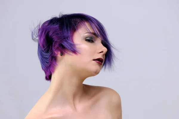 Красивая Сексуальная Девушка Фиолетовыми Волосами Короткой Стрижкой Сидит Центре Фотографии — стоковое фото