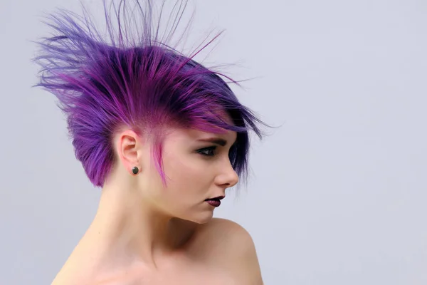 Beautiful Sexy Girl Purple Hair Short Haircut Sits Middle Photo — Stock Photo, Image