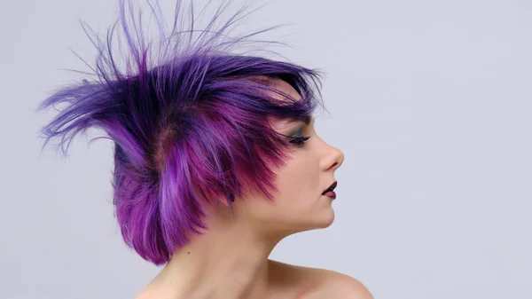 Beautiful Sexy Girl Purple Hair Short Haircut Sits Middle Photo — Stock Photo, Image