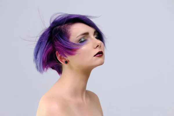 Beautiful Sexy Girl Purple Hair Short Haircut Sits Middle Photo — Stock Photo, Image