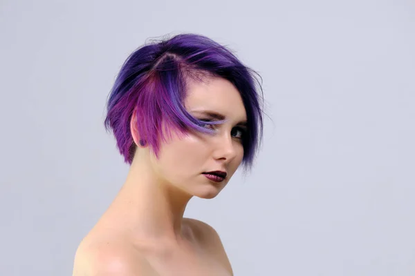 Une Belle Fille Sexy Aux Cheveux Violets Coupe Courte Trouve — Photo