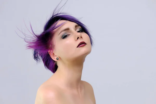 Beautiful Sexy Girl Purple Hair Short Haircut Sits Middle Photo — Stock Photo, Image