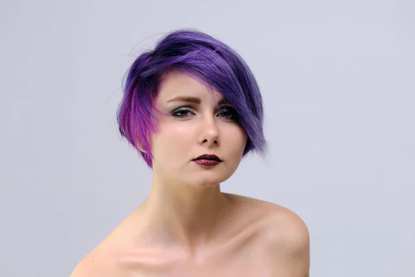 Beautiful Sexy Girl Purple Hair Short Haircut Sits Middle Photo — Stock Photo, Image