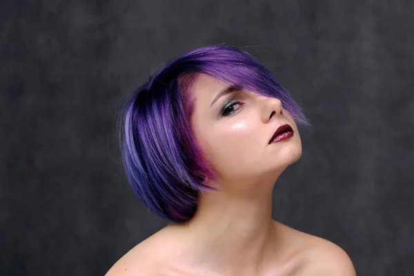 Beautiful Sexy Girl Purple Hair Short Haircut Sits Middle Photo — Stock Photo, Image