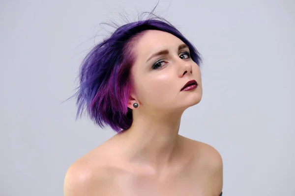 Beautiful Sexy Girl Purple Hair Short Haircut Sits Middle Photo — Stock Photo, Image
