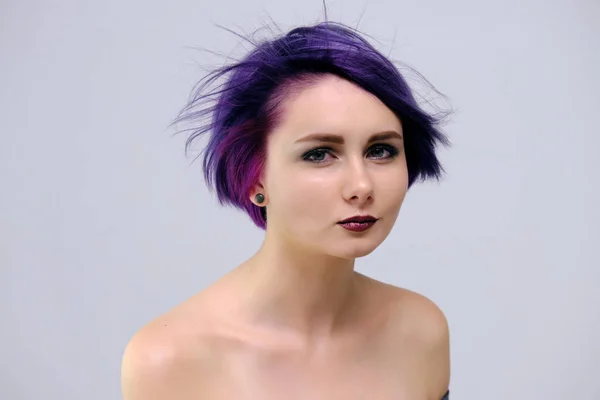 Krásná Sexy Dívka Fialovými Vlasy Krátký Účes Sedí Uprostřed Fotografie — Stock fotografie