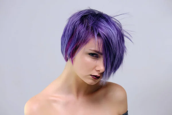 Красивая Сексуальная Девушка Фиолетовыми Волосами Короткой Стрижкой Сидит Центре Фотографии — стоковое фото