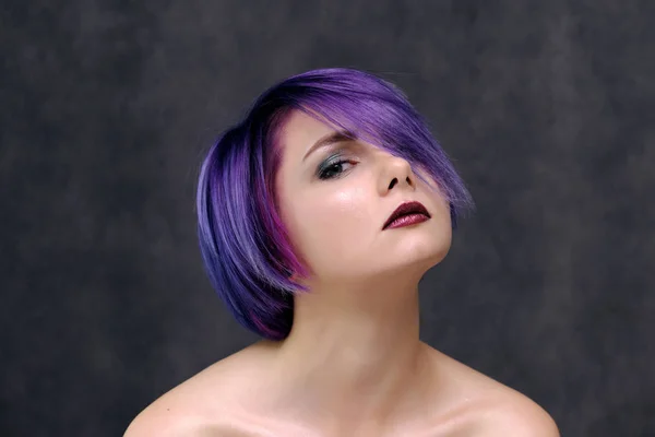 Beautiful Sexy Girl Purple Hair Short Haircut Sits Middle Photo — Stock Photo, Image