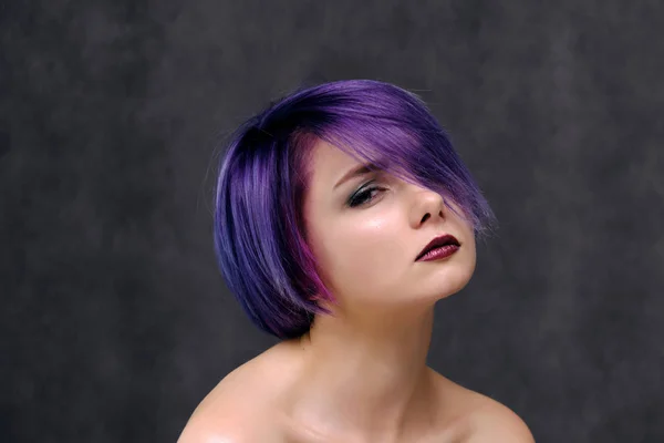 Beautiful Sexy Girl Purple Hair Short Haircut Sits Middle Photo — Stock Photo, Image