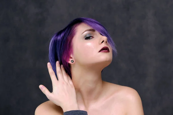 Beautiful Sexy Girl Purple Hair Short Haircut Sits Middle Photo — Stock Photo, Image