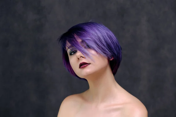 Beautiful Sexy Girl Purple Hair Short Haircut Sits Middle Photo — Stock Photo, Image
