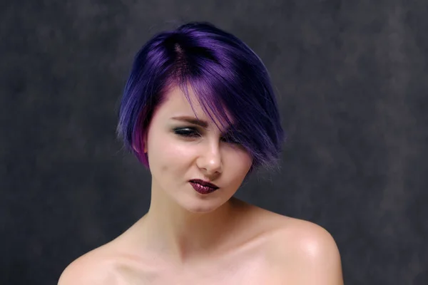 Beautiful Sexy Girl Purple Hair Short Haircut Sits Middle Photo — Stock Photo, Image