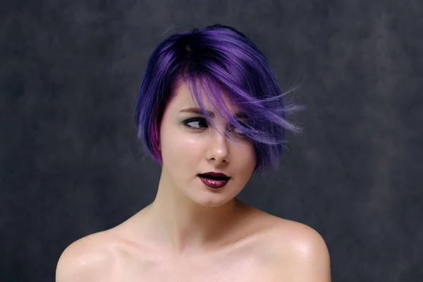 Красивая Сексуальная Девушка Фиолетовыми Волосами Короткой Стрижкой Сидит Посередине Фотографии — стоковое фото