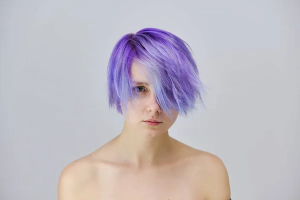 Ein Schönes Sexy Mädchen Mit Lila Haaren Und Kurzhaarschnitt Sitzt — Stockfoto