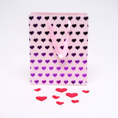 Kavram Saint Valentine kalp marketten bir paket üzerinde pembe renk beyaz bir arka plan üzerinde. Neşe sevdiklerinize vermek.