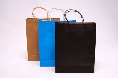 Beyaz arka plan kağıt torba dükkandan alışveriş için kavram.