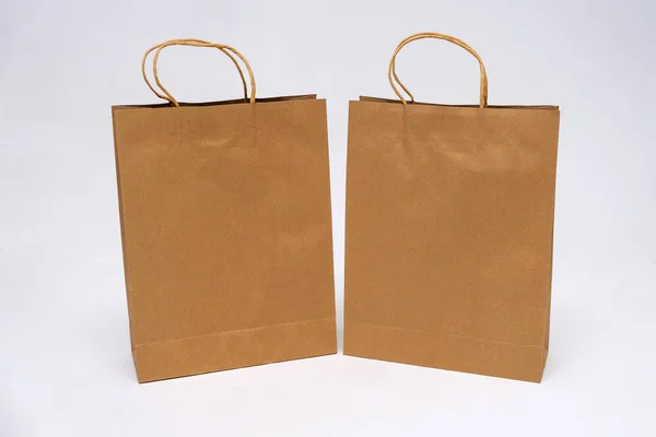 购物用白色背景纸袋的概念 — 图库照片