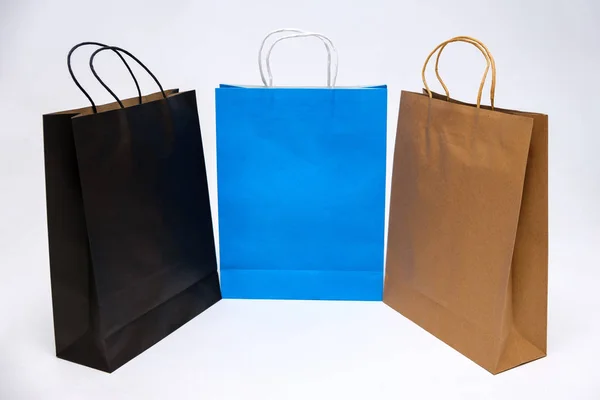 ショッピング店から白い背景紙バッグのコンセプト — ストック写真