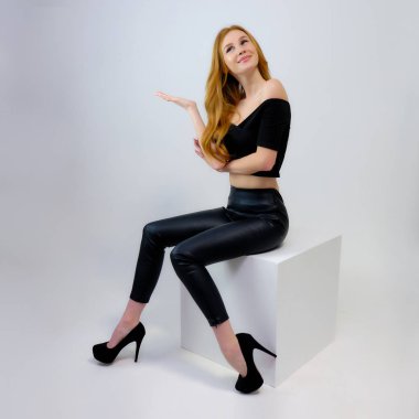 Kavramı Studio bir küp kamera önünde oturan gri bir arka plan üzerinde konuşurken bir çok güzel kızıl saçlı kız portresi. Farklı pozlar farklı duygular gösteriyorlar.