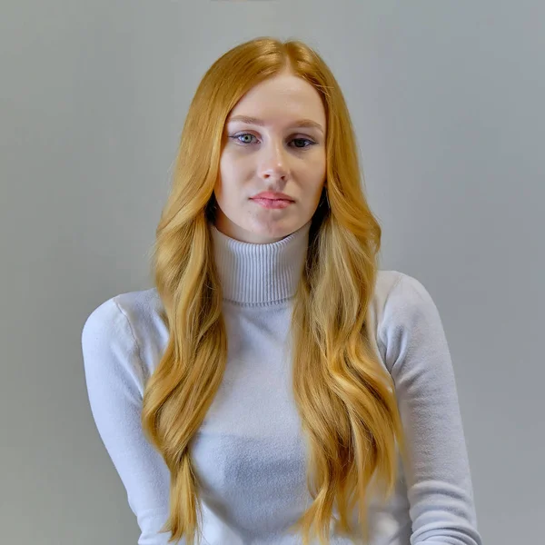 Kavram Portre Sevimli Güzel Kızıl Saçlı Kızın Stüdyoda Gri Bir — Stok fotoğraf