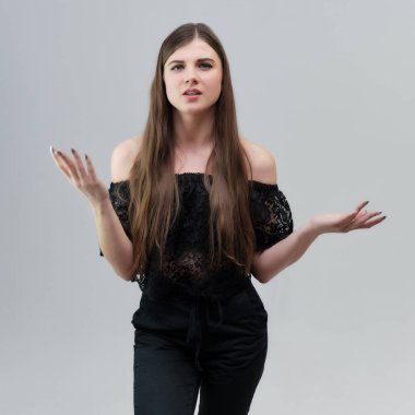 Kavram gri bir arka plan stüdyo ayakta kamera önünde konuşurken oldukça güzel bir esmer kız portresi. Farklı pozlar farklı duygular gösterir.