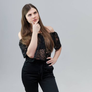 Kavram gri bir arka plan stüdyo ayakta kamera önünde konuşurken oldukça güzel bir esmer kız portresi. Farklı pozlar farklı duygular gösterir.