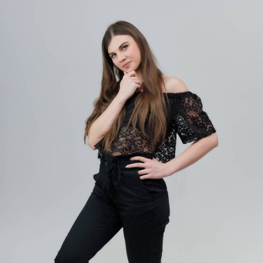 Kavram gri bir arka plan stüdyo ayakta kamera önünde konuşurken oldukça güzel bir esmer kız portresi. Farklı pozlar farklı duygular gösterir.