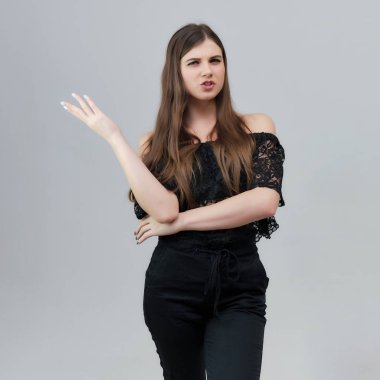 Kavram gri bir arka plan stüdyo ayakta kamera önünde konuşurken oldukça güzel bir esmer kız portresi. Farklı pozlar farklı duygular gösterir.